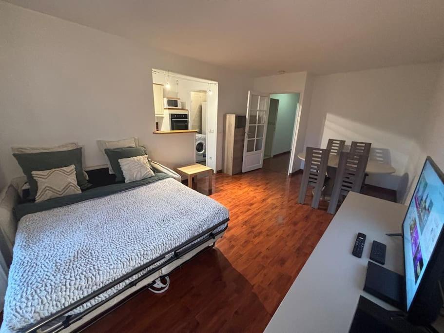F3 Avec Balcon 5 Min Gare Sqy Et Parking Gratuit Apartment Guyancourt Exterior foto