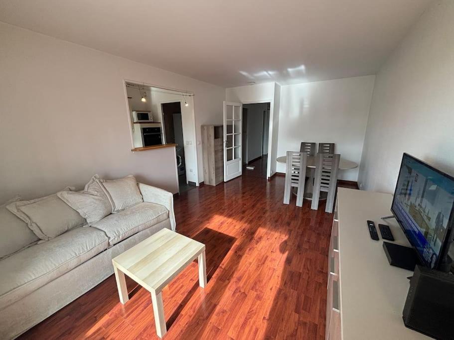F3 Avec Balcon 5 Min Gare Sqy Et Parking Gratuit Apartment Guyancourt Exterior foto