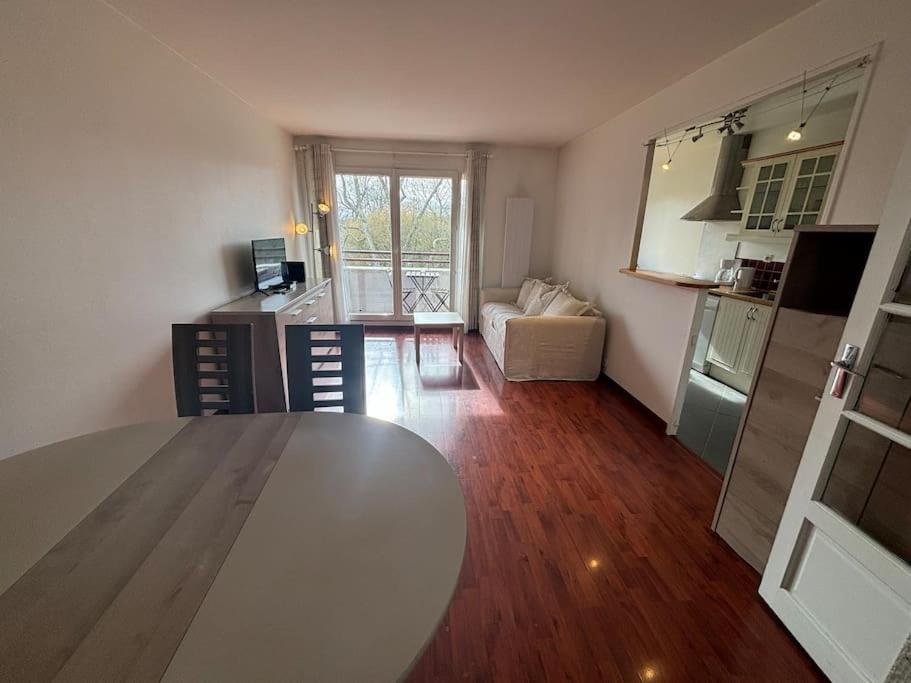 F3 Avec Balcon 5 Min Gare Sqy Et Parking Gratuit Apartment Guyancourt Exterior foto
