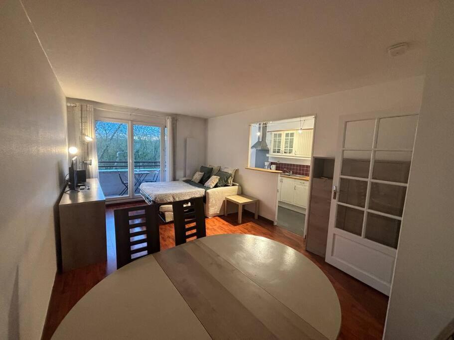 F3 Avec Balcon 5 Min Gare Sqy Et Parking Gratuit Apartment Guyancourt Exterior foto
